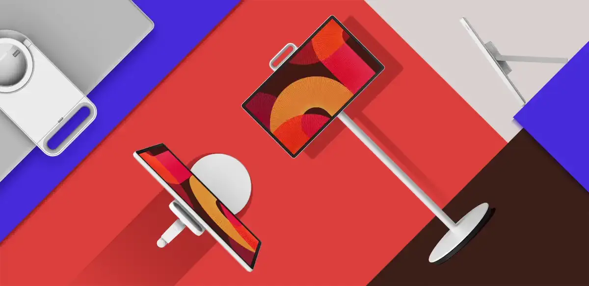 Renkli geometrik bir zemin üzerinde The Movingstyle ekranı ve standı, üstten görünüm