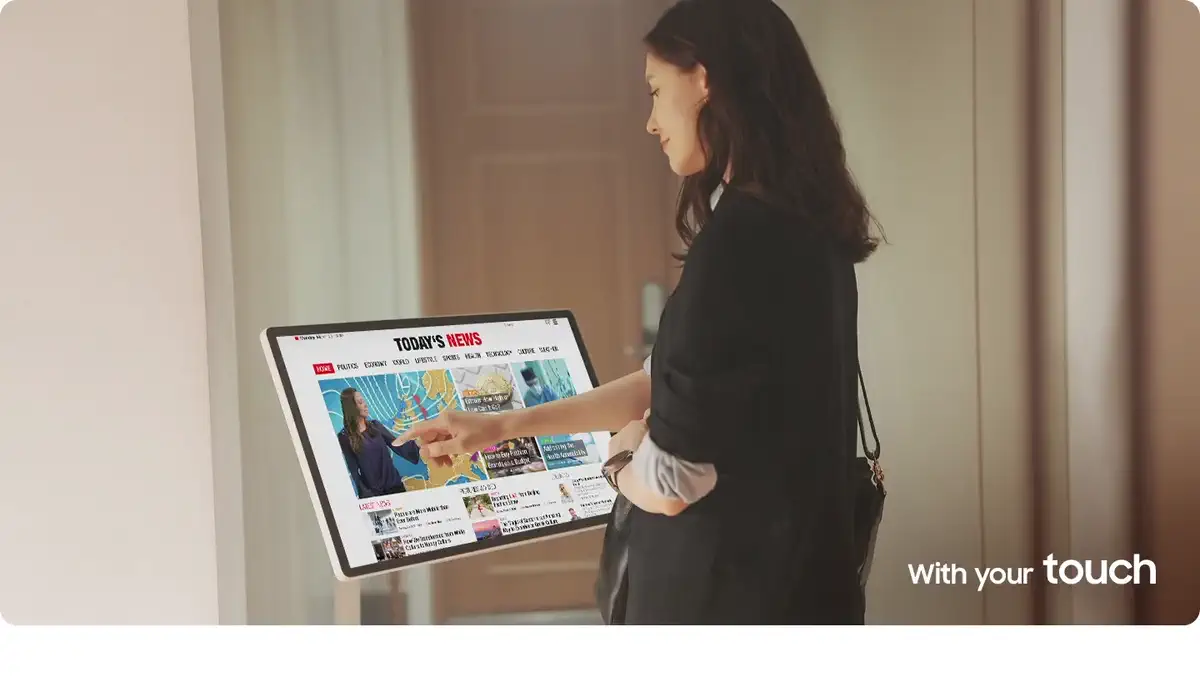 Zemine yatırılmış The Movingstyle ekranına parmağıyla dokunan bir çocuk